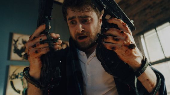 Resensi Film <i>Gun Akimbo</i> - Komedi Satire di Balik Aksi Brutal