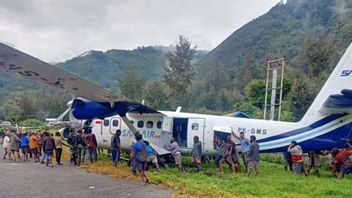 Broken Tires, SAM Air Plane Slipped At Ambon Pattimura Airport