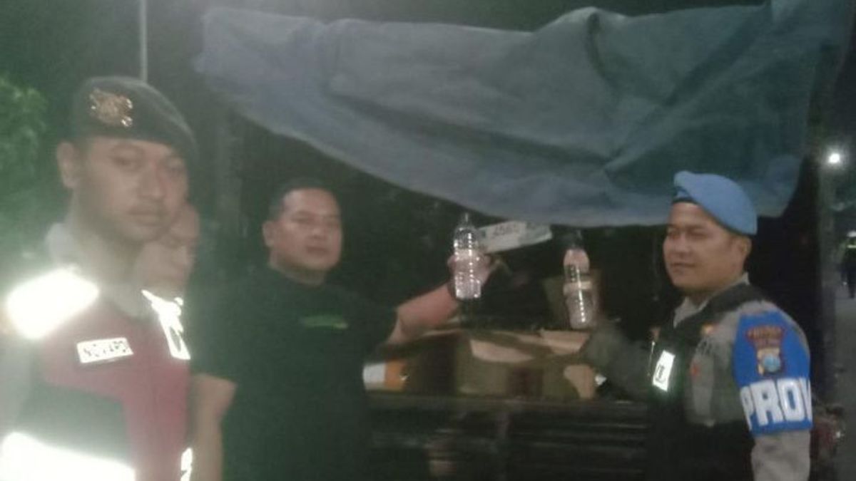 Police Detain 2 Pickup Drivers Transporting Hundreds Of Bottles Of Wine In Blitar