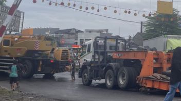 Crane's Truck Transports On Train Tracks, Bekasi KRL Travel Is 20 Minutes Late