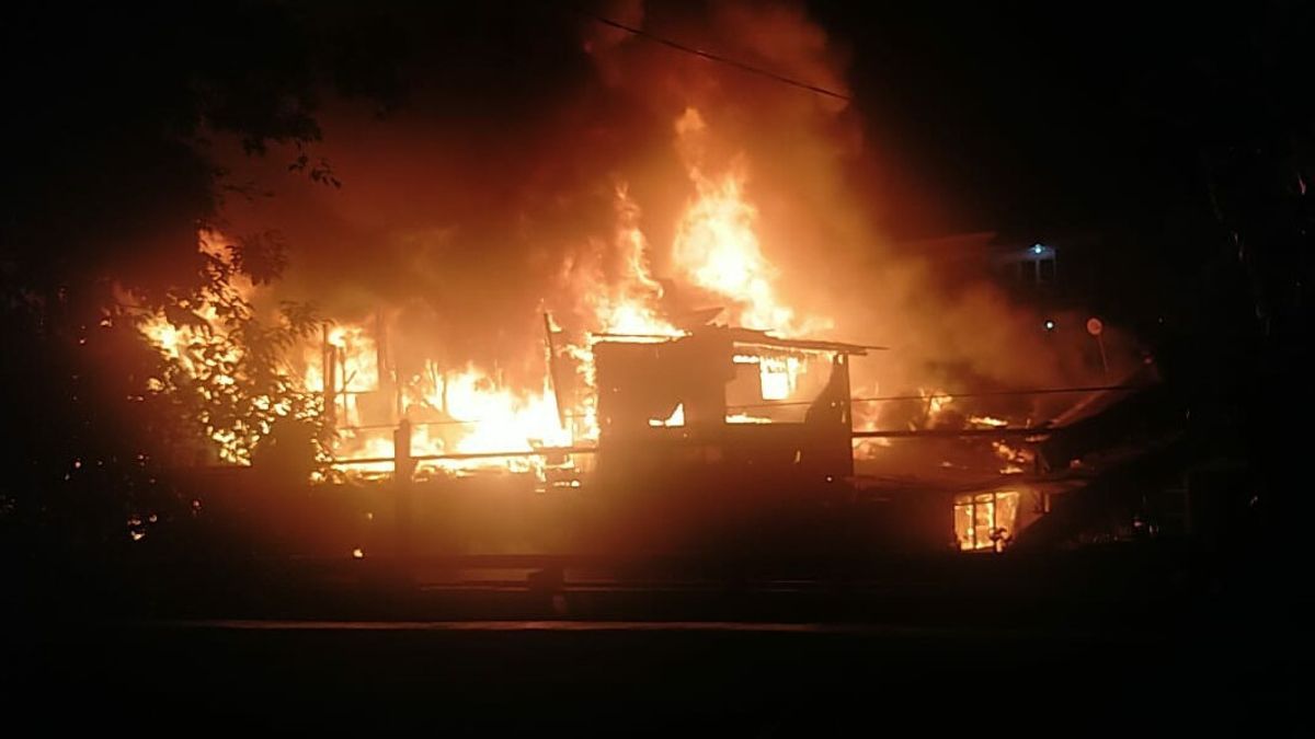 Puluhan Rumah Semi Permanen Ludes Terbakar di Kemanggisan Jakbar, 3 Lansia Sesak Nafas Dievakuasi