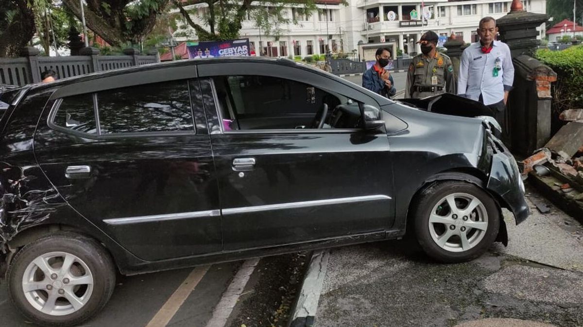 Mobil Ayla Seruduk Tembok Alun-alun Bundar Tugu Malang Hingga Jebol