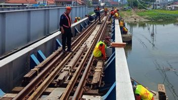 東洪水運河鉄道橋工事のため、スマラン、ジャラン・テガル・レホ・プルウォサリ・ラヤは一時的に閉鎖されています
