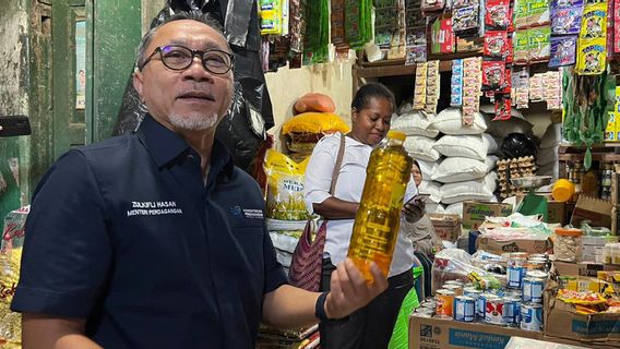 Blusukan To Sorong Market In Papua, Trade Minister Zulhas Ensures That The Supply Of Basic Materials Is Sufficient And Prices Stable