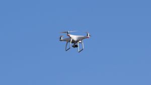 Singapura Uji Coba <i>Drone</i> Awasi Jarak Sosial Warga