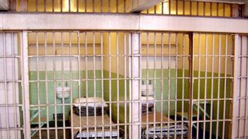 襲撃のタイトル、ブキティンギ刑務所の囚人室からの調理器具の押収官