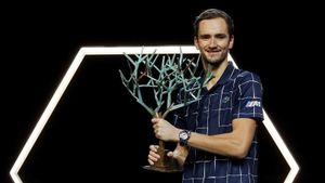 Alami Musim yang Naik-Turun, Daniil Madvedev Juarai Paris Masters Pertamanya