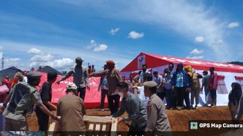Social Minister Risma And Staff Install 69 Additional Tents For Sukabumi Landslide Victims