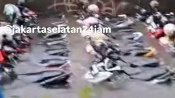 Illegal Parking Attendant Disappears When Gandaria City Floods Submerge Hundreds Of Motorcycles