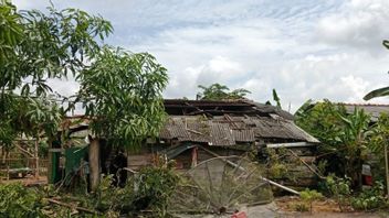 倒木がバトゥラジャティムールOKUの家をほぼ平らにし、2人の住民が軽傷を負った