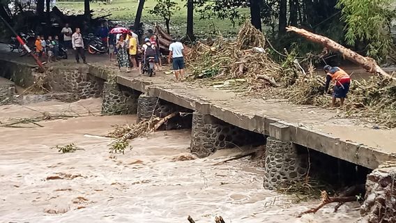 鉄砲水に見舞われたスンバワ、数十軒の家屋が流され、家畜が死亡