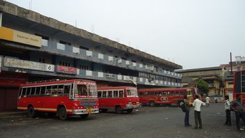 インドのケーララ当局は、ニパウイルスを封じ込めるために公共交通機関に多くの学校を閉鎖しました