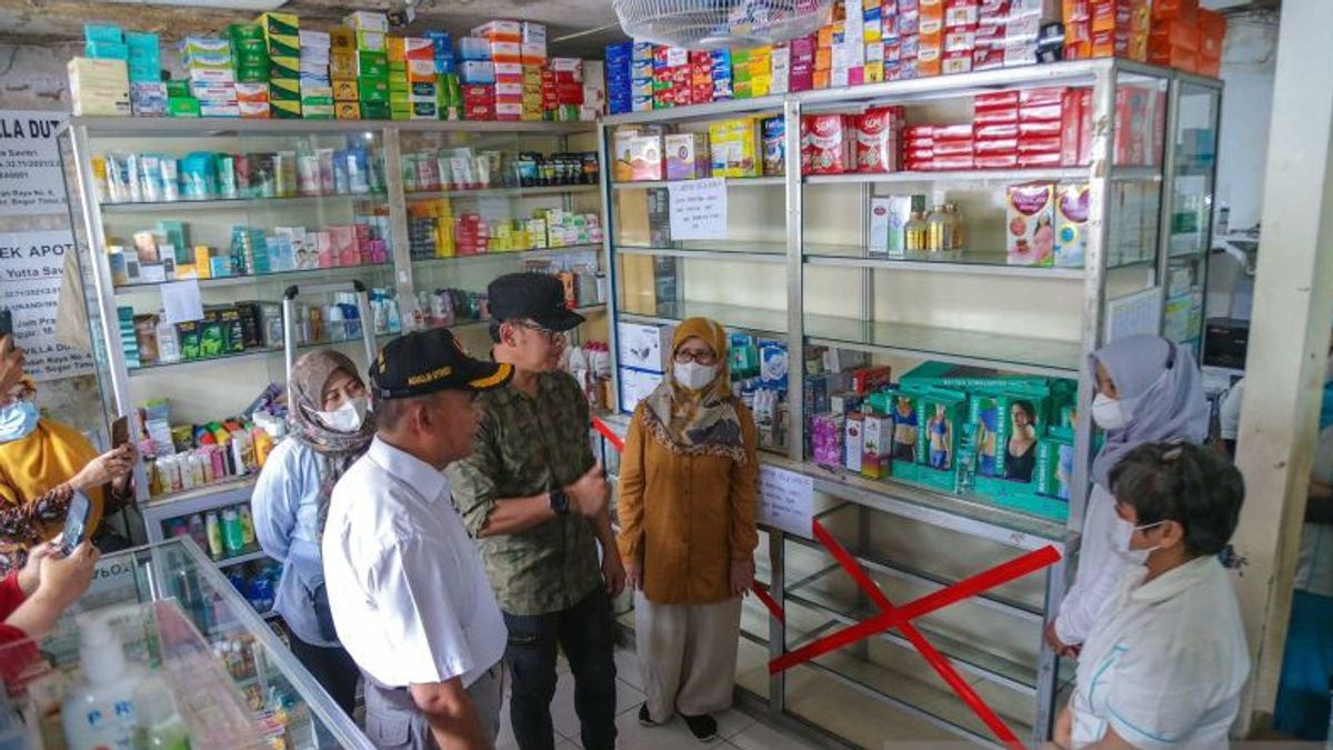 人类发展和文化协调部长来到茂物的一家药房检查禁止销售西罗普药物的规定