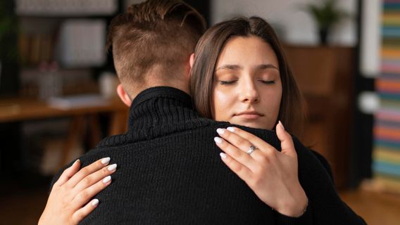 Tiba-Tiba Merasa Butuh Dipeluk? Ini Alasannya Menurut Psikologi