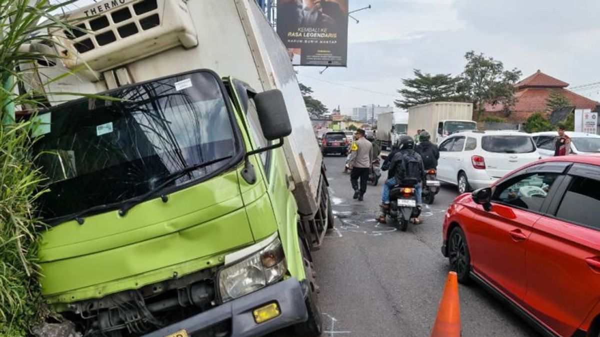 Truk Oleng di Jalur Nagreg Tabrak Pejalan Kaki hingga Tewas