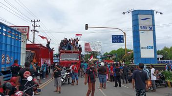 ケタパン港へのアクセスをブロックする何百人ものトラック運転手、バニュワンギ・シトゥボンドの交通流が完全に詰まった