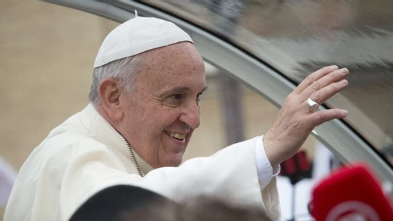 Appearing In Public After Surgery, Pope Francis Calls For Free Health Care