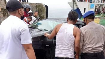 Police Investigate Avanza Car Crash From Ship In Lake Toba