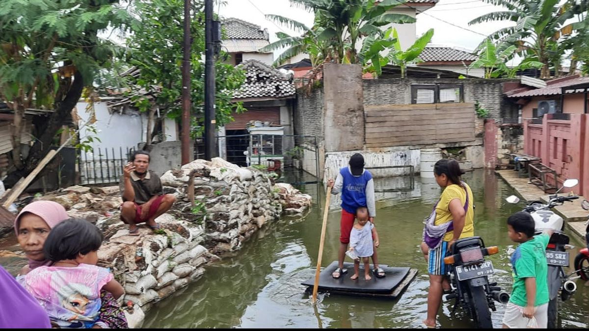 <i>Duh!</i> Sudah Seminggu Warga Pondok Bambu Terisolir Banjir, Genangan Air Jadi Mainan Anak-anak  