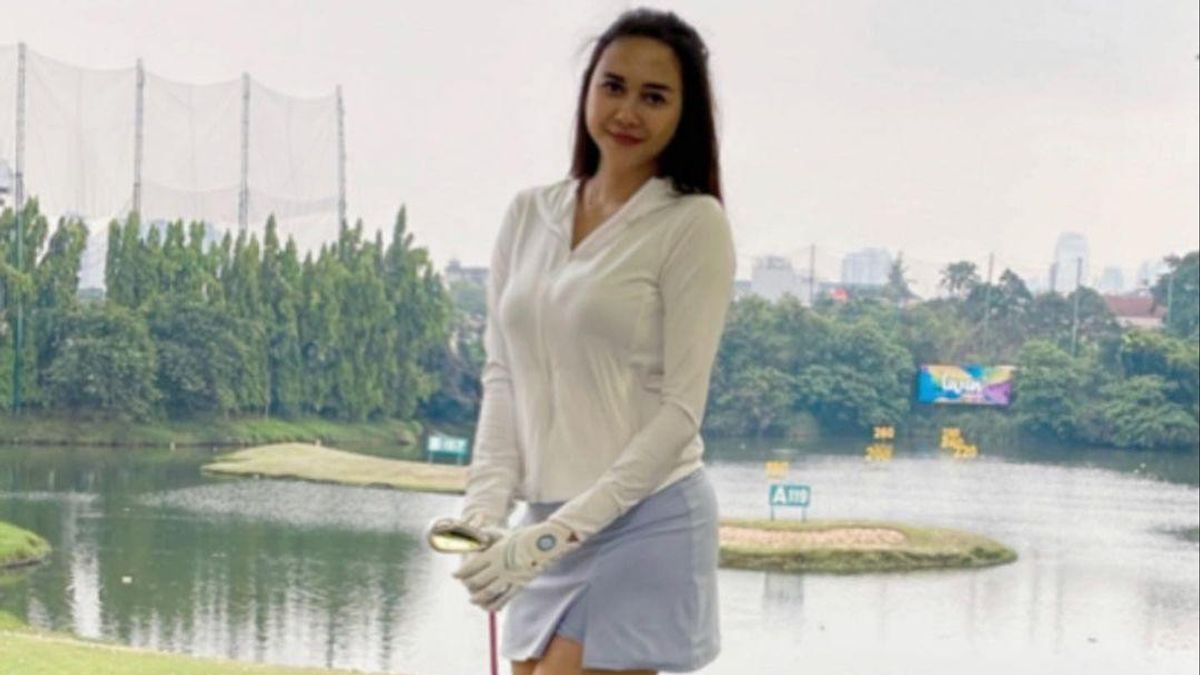 Aura Kasih Main Golf Pakai Rok Mini, Warganet Rela Jadi Tongkatnya