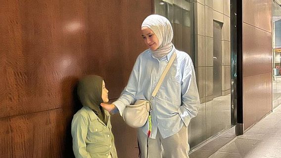 Mengaku <i>Lebay</i>, Zaskia Adya Mecca Ungkap Cara Anak Keduanya Minta Pakai Hijab