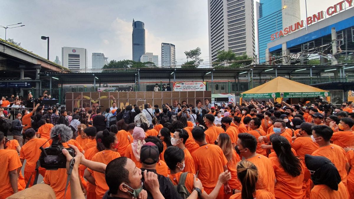 500 Orang Berseragam Narapidana Berkerumun di Stasiun Sudirman