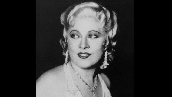 Pornografer Legendaris Broadway Mae West Ditangkap karena <i>Sex</i> dalam Sejarah Hari Ini, 9 April 1927