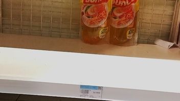 Catch， Pondok Bambu的超市出售食用油每2升Rp32，950，之后Disidak，贴纸价格更改为Rp28，000