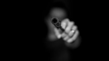 زوجة المزعجة حول بوابة الطريق، زوجها يطلق النار على منسق الحراسة الليلية في ميدان مع بندقية إيرسوفت