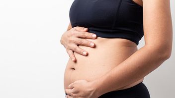 女性のための膨張した胃を縮小する5つの方法は、出産後の母親のために行うことができます