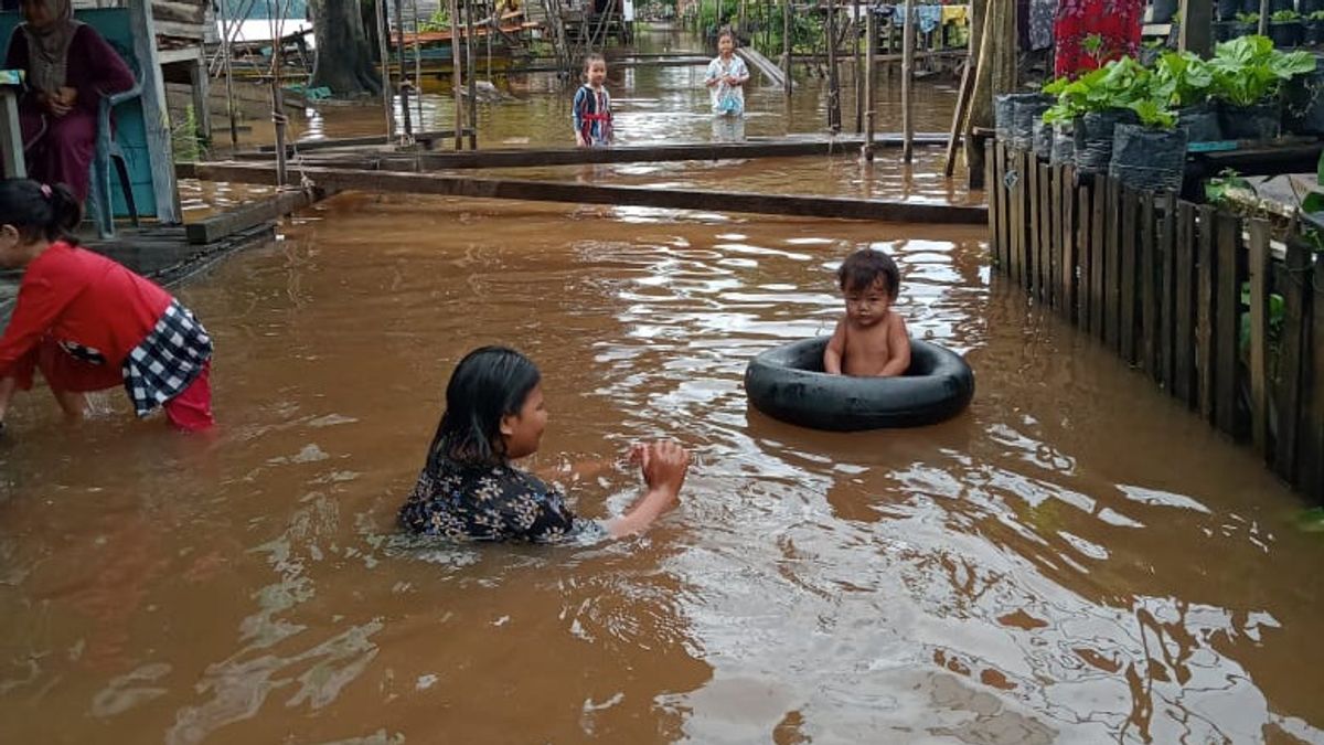 Sudah 2 Hari, Banjir di Sanggau Kalbar Masih Rendam Permukiman Warga