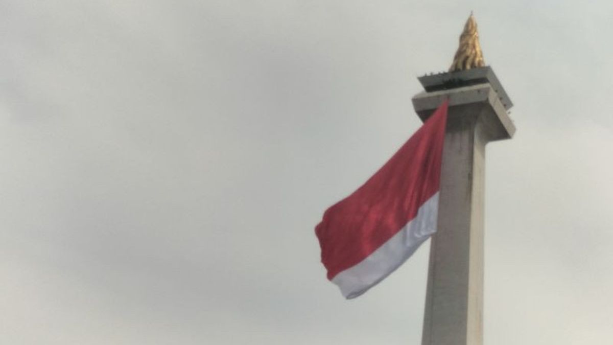 モナスでのTNI80周年記念リハーサル中の赤旗と白旗、20ノット以上の風が原因です