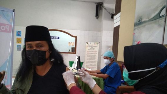 500 Business Actors To Tourism Workers In Tulungagung East Java Receive COVID-19 Vaccinations