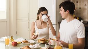 Ingin Hilangkan Lemak Perut, Lebih Efektif Tak Sarapan atau Skip Makan Malam?