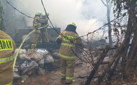 Sulitnya Atasi Kebakaran di Kampung Tabaci Kalideres, Selang Damkar Banyak yang Pecah