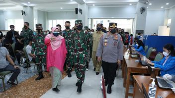 قائد TNI يقدر العاملين الصحيين الدؤوبين الذين يعملون كل يوم