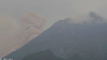 Le mont Merapi lance un nuage chaud dans la 2ème direction de la rivière