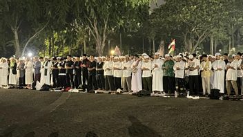 Monas, participants à la réunion de 212 Salat Gaib pour les victimes de la catastrophe de Sumatra