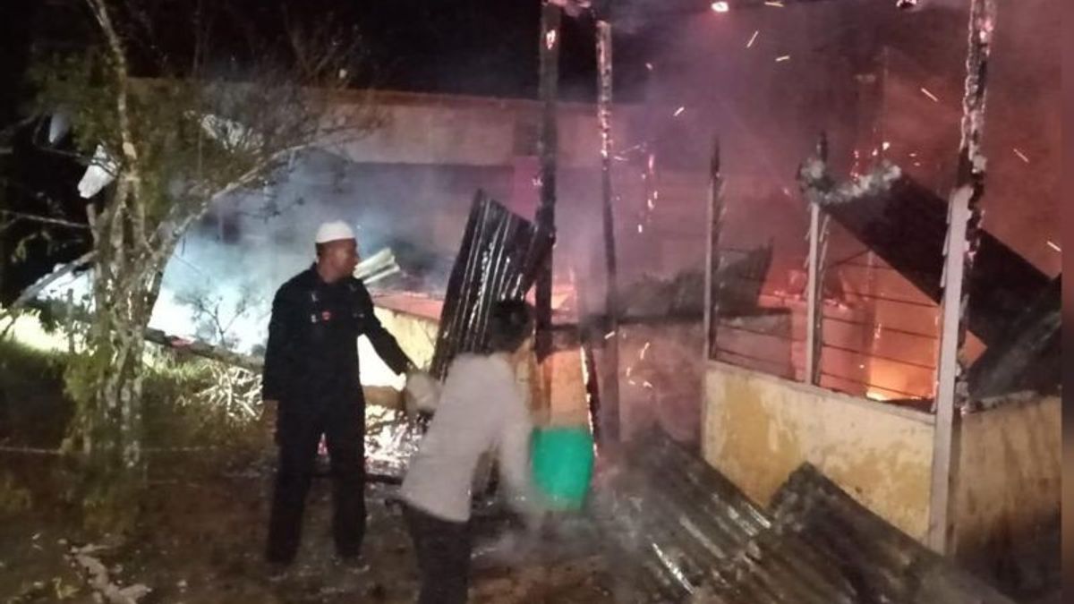 马鲁古中部哈鲁库岛居民拥有的房屋被OTK烧毁，在进入森林时被追赶但逃脱