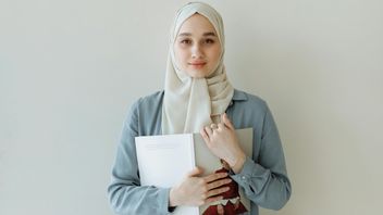 サバブルーのシャツは、どの色のヒジャーブと一致しますか?ここで組成を確認してください