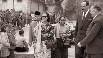 Soekarno Colère Sa Femme Hartini Marqué « Lonte Agung » Par Les étudiants Classe De 66