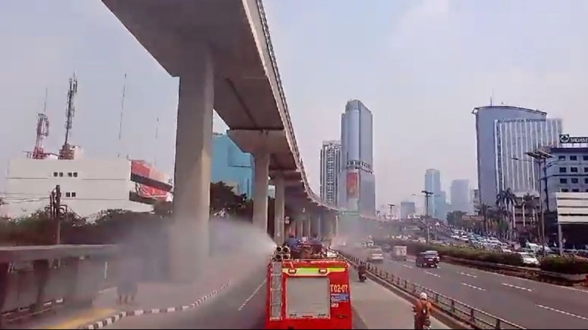 Kurangi Polusi Udara di Jalan Protokol, Damkar Jaktim Siram Sepanjang Jalan Cawang hingga Slipi