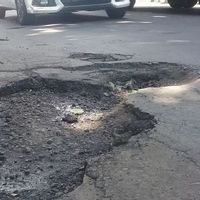 Aspal Rusak di Jalan Raya Rawa Buntu Tangsel, Berbahaya Bagi Pengguna Jalan  