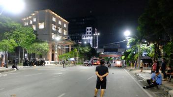 Near Midnight, Police Fired Tear Gas to Disperse the Crowd in Front of the Malang City Police Station