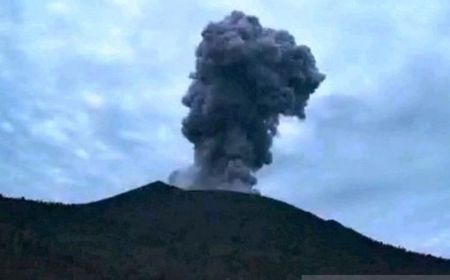 Badan Geologi Turunkan Status Gunung Ibu Maluku Utara jadi Siaga