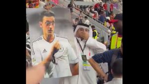 Ketika Suporter Bawa Foto Mesut Ozil untuk Serang Balik Aksi Tutup Mulut Jerman