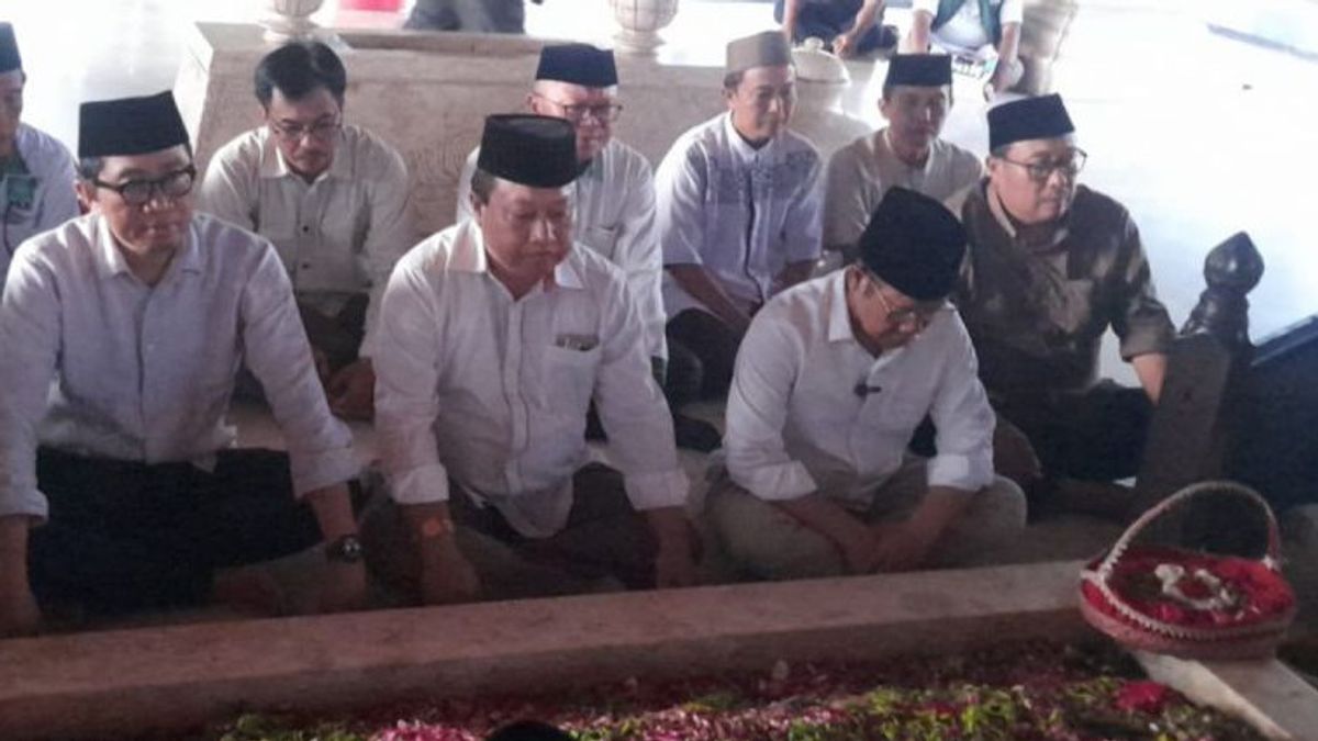 Muhaimin Ziarah to Bung Karno Cemetery after Istikharah