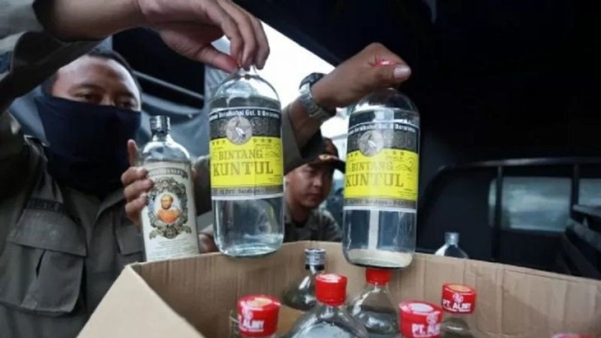 مصادرة مئات زجاجات أراك جوو ميراس من قبل Satpol PP Madiun