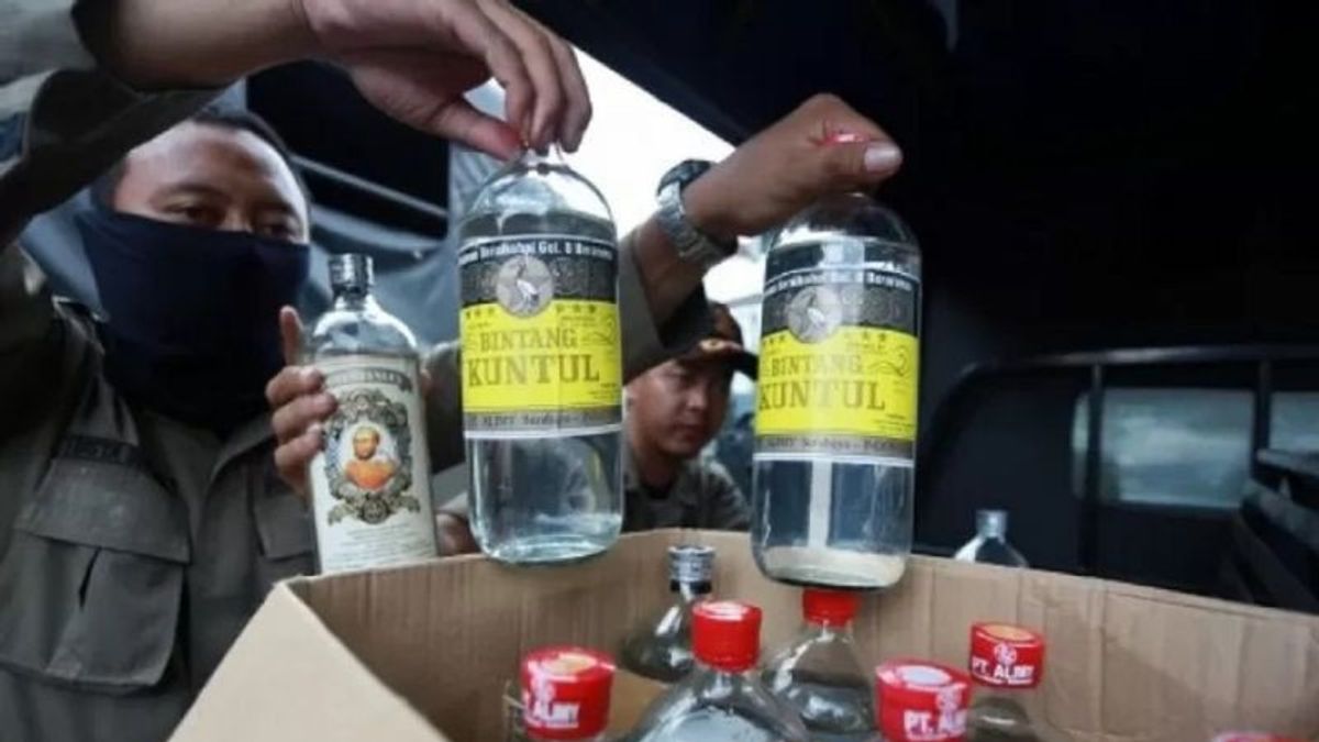 Ratusan Botol Miras Arak Jowo Disita Satpol PP Madiun