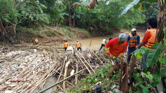Sampah Bambu Sumbat Aliran Sungai Cikeas, Petugas Lakukan Pembersihan